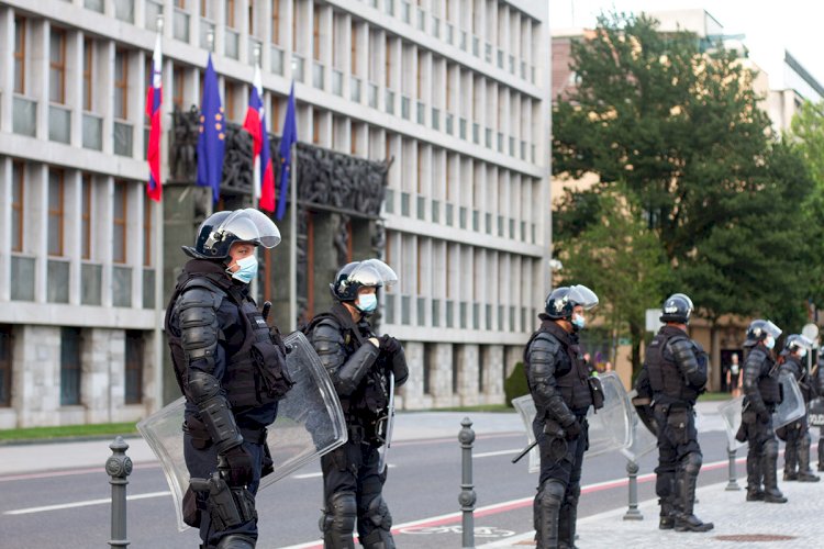 Uporaba prisilnih sredstev za pasivizacijo množic na sredinih protestih na podlagi ZNPPol – zahteva