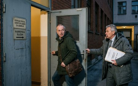 Vlada v odhajanju naj ne kadruje skozi zadnja vrata